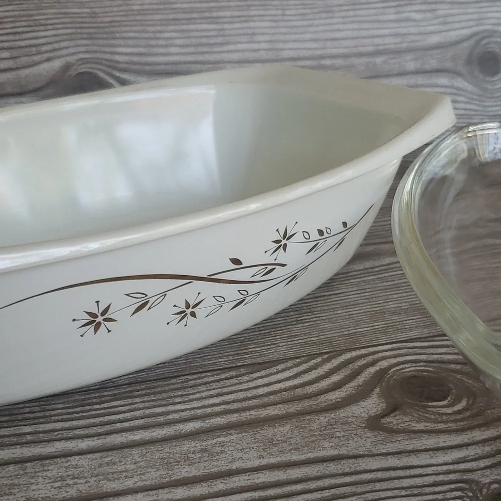 Pyrex vintage golden honeysuckle caserole dish 2.5 qt.